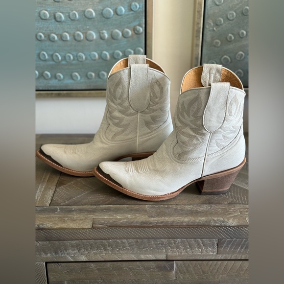 Idyllwind White Ankle Boots - Picture 8 of 13